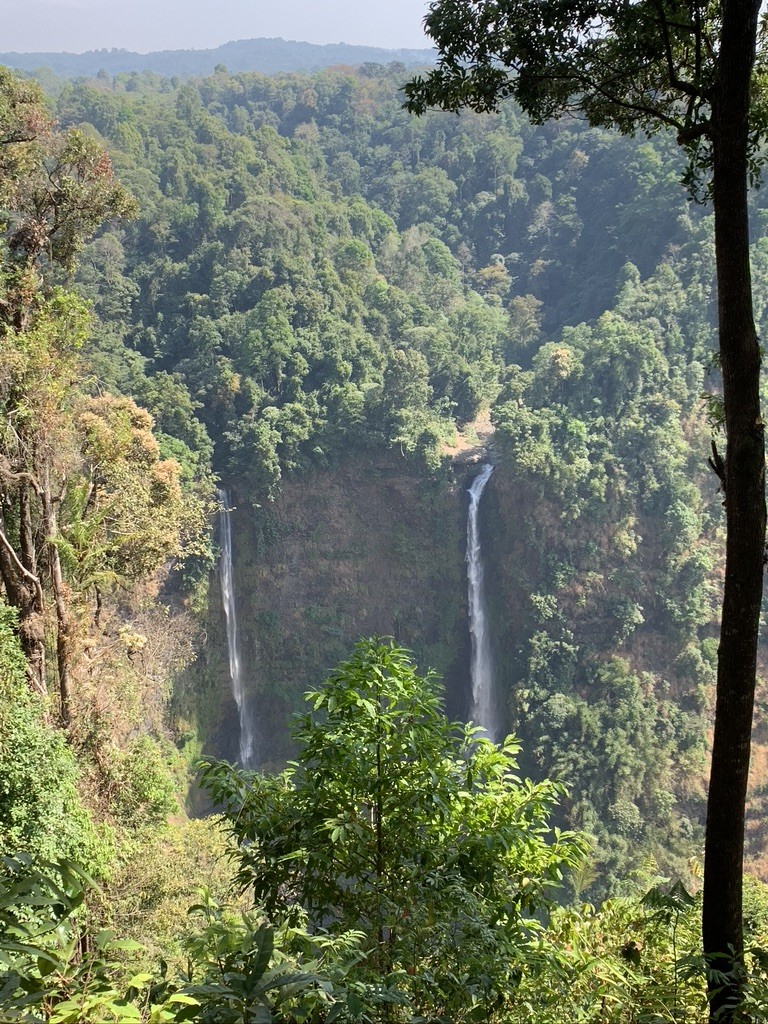 Les deux chutes jumelles de Tad Fane vues depuis le point de vue, de l’autre côté de la gorge, plateau des Bolovens