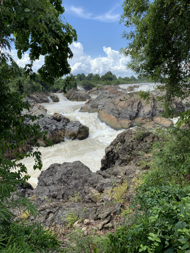 Tad Somphamit (Li Phi) falls on Don Khon